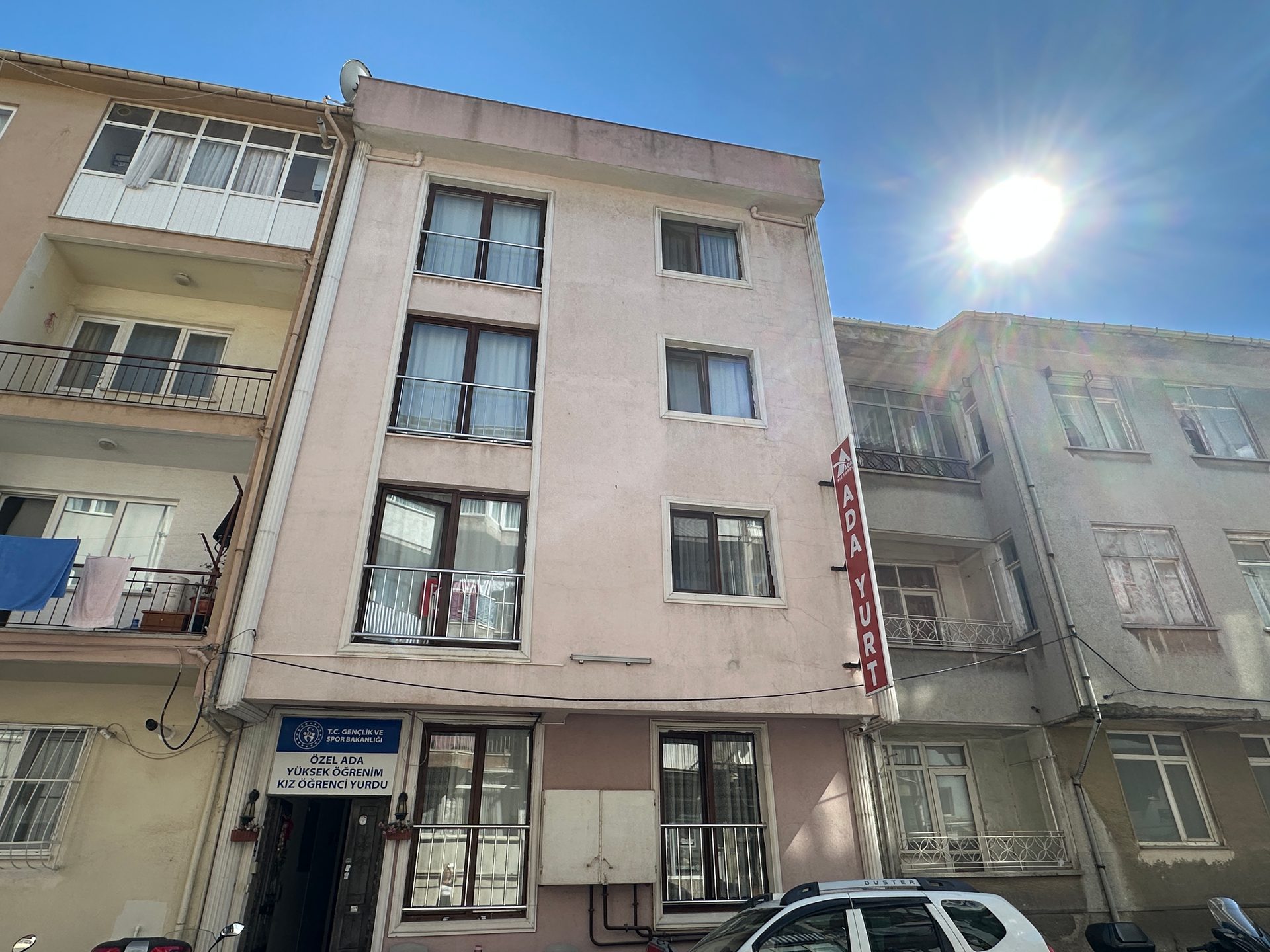 Ada Kız Yurdu - Bina dış cephesi ve tabelası