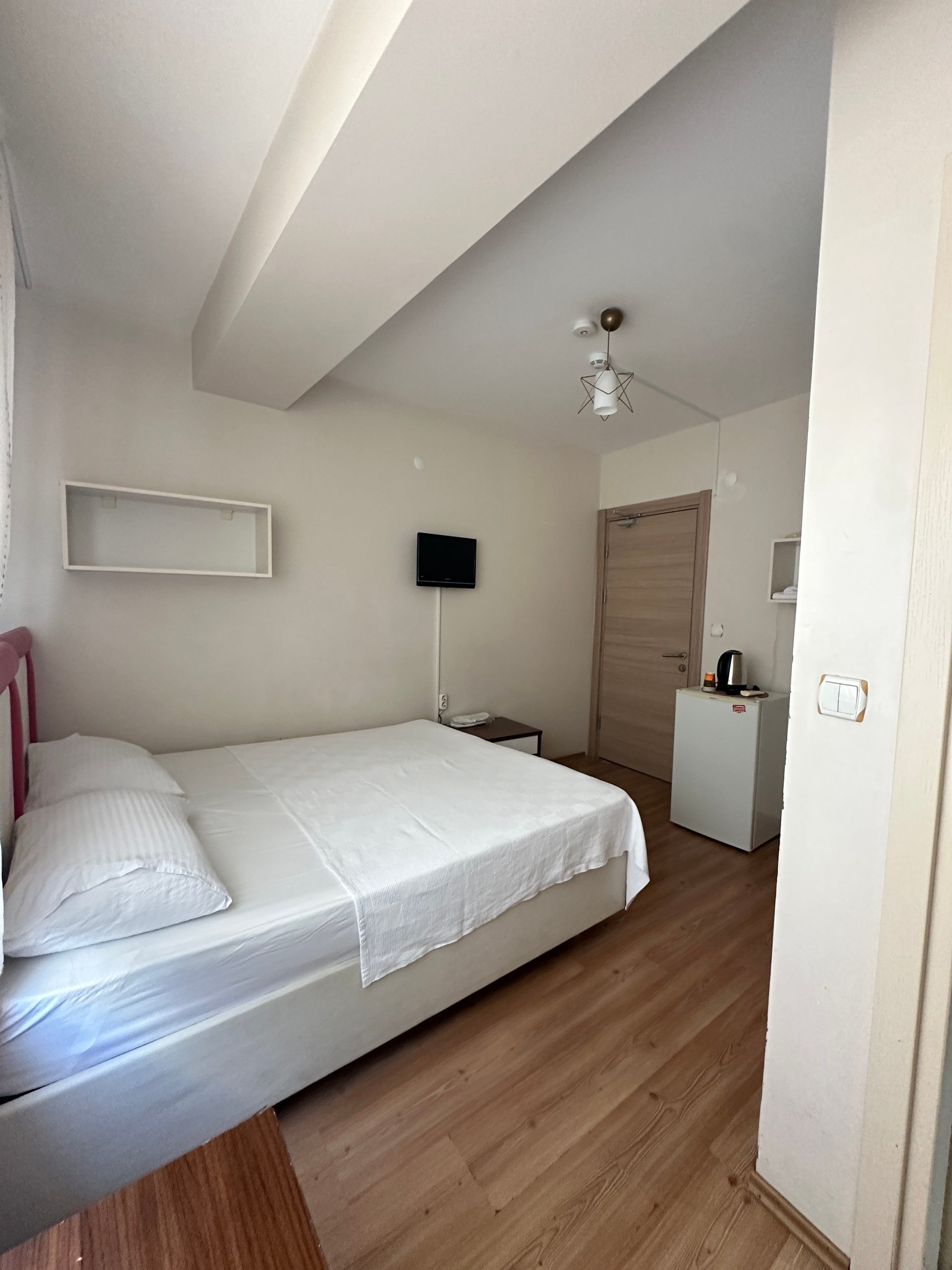 Ada Kız Yurdu - Tek kişilik oda ve minibar köşesi