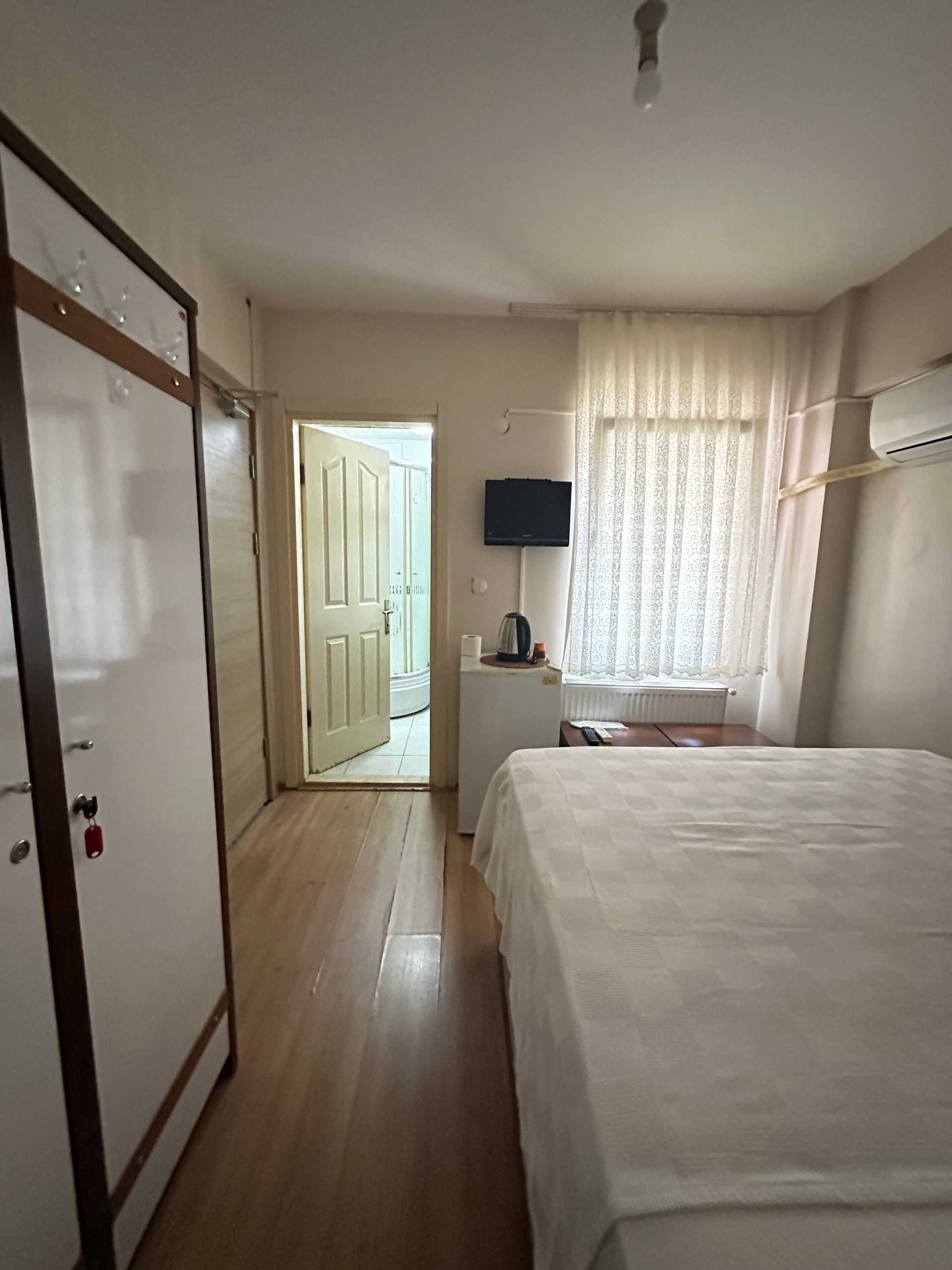 Ada Kız Yurdu - Gardıroplu oda, banyo girişiyle