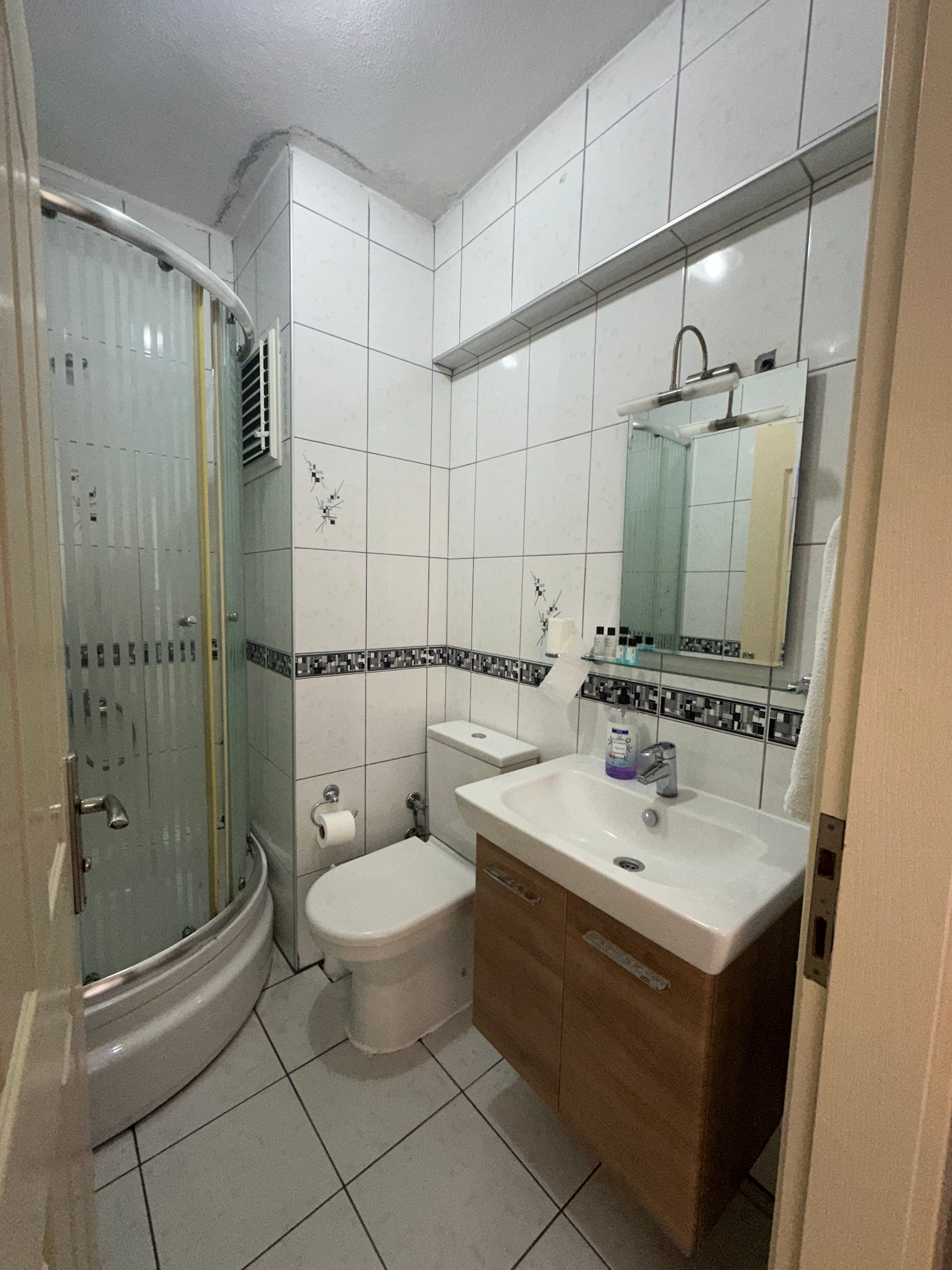 Ada Kız Yurdu - Lavabo ve aynasıyla oda banyosu